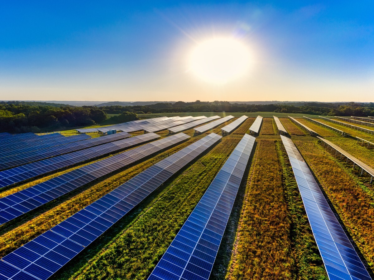 Scaling up photovoltaics with the circular economy in mind