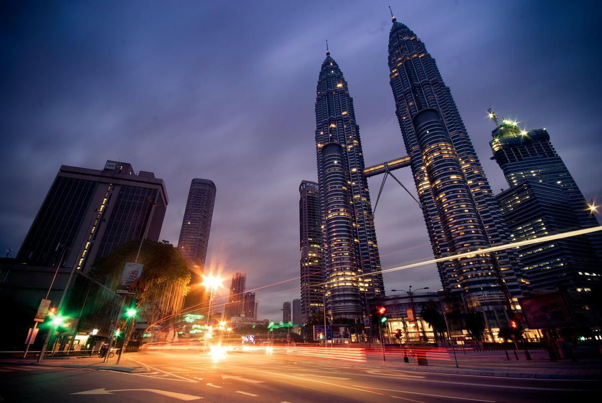 Malaysian oil and gas company Petronas has pledged a low carbon aolutions in line with its Net Zero Carbon Emissions 2050. Image by Peter Nguyen: Pixabay 